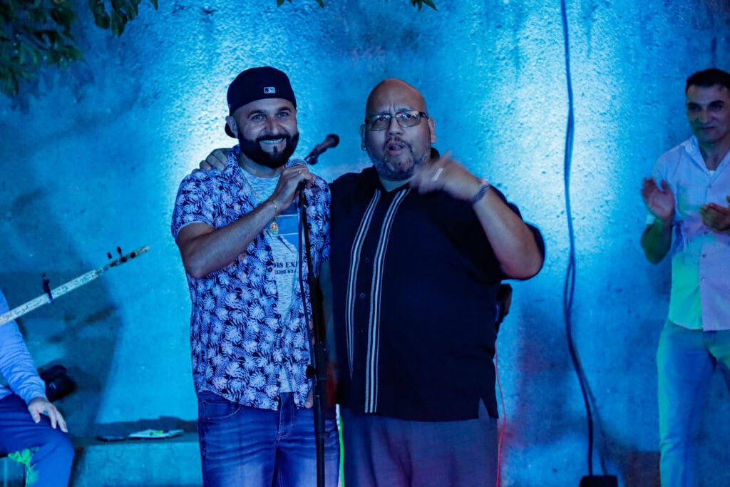 2022-Sheldon-Sculpture-Garden-Golden-Studio-presenter-hug